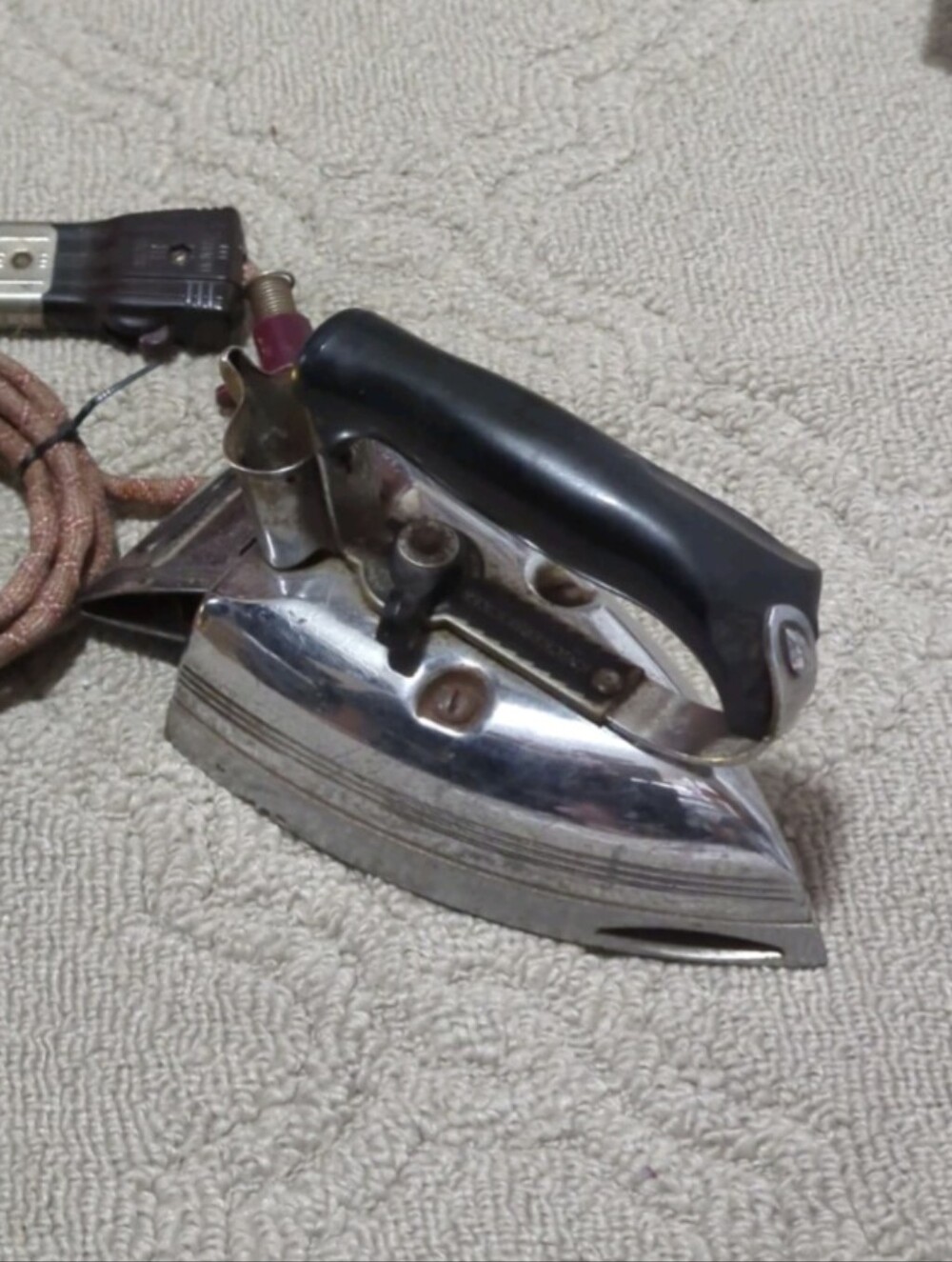 Vintage 119F82 GE General Electric Hotpoint Electric Iron With Turn Dial
